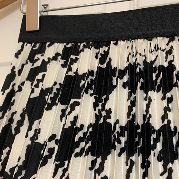 Pleated skirt - Picture 2 of 4